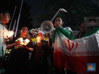 Potret Warga Gelar Aksi Solidaritas Doa Bersama di Depan Kedubes Iran