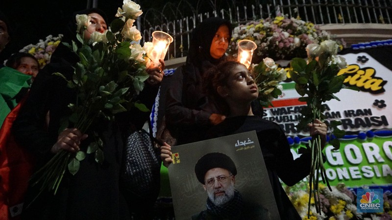 Massa dari solidaritas pejuang Palestina melakukan aksi dukungan moral dan solidaritas atas meninggalnya Presiden Iran, Menlu Iran dan rombonganya di depan Kedubes Iran, Jakarta, Senin, 20/5/2024). (CNBC Indonesia/Muhammad Sabki) Massa dari solidaritas pejuang Palestina melakukan aksi dukungan moral dan solidaritas atas meninggalnya Presiden Iran, Menlu Iran dan rombonganya di depan Kedubes Iran, Jakarta, Senin, 20/5/2024). (CNBC Indonesia/Muhammad Sabki)