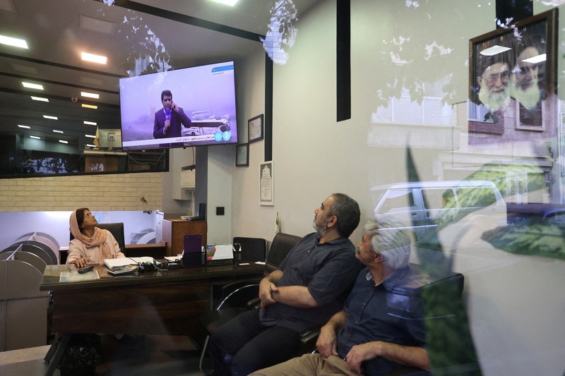 Orang-orang berdoa untuk kesejahteraan Presiden Iran Ebrahim Raisi menyusul jatuhnya helikopter yang membawanya, di Teheran, Iran 19 Mei 2024. (Majid Asgaripour/WANA (West Asia News Agency) via REUTERS)