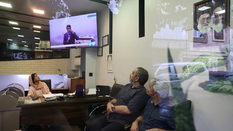 Orang-orang berdoa untuk kesejahteraan Presiden Iran Ebrahim Raisi menyusul jatuhnya helikopter yang membawanya, di Teheran, Iran 19 Mei 2024. (Majid Asgaripour/WANA (West Asia News Agency) via REUTERS)