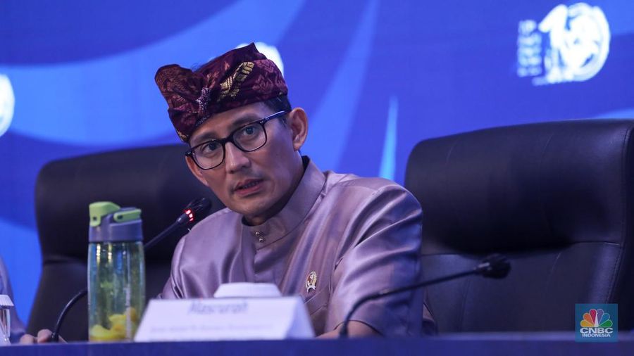 Menteri Pariwisata dan Ekonomi Kreatif (Menparekraf) Sandiaga Uno menyampaikan keterangan saat konferensi pers di Bali Nusa Dua Convention Center (BNDCC), Nusa Dua, Bali, Senin (20/5/2024). (CNBC Indonesia/Faisal Rahman)