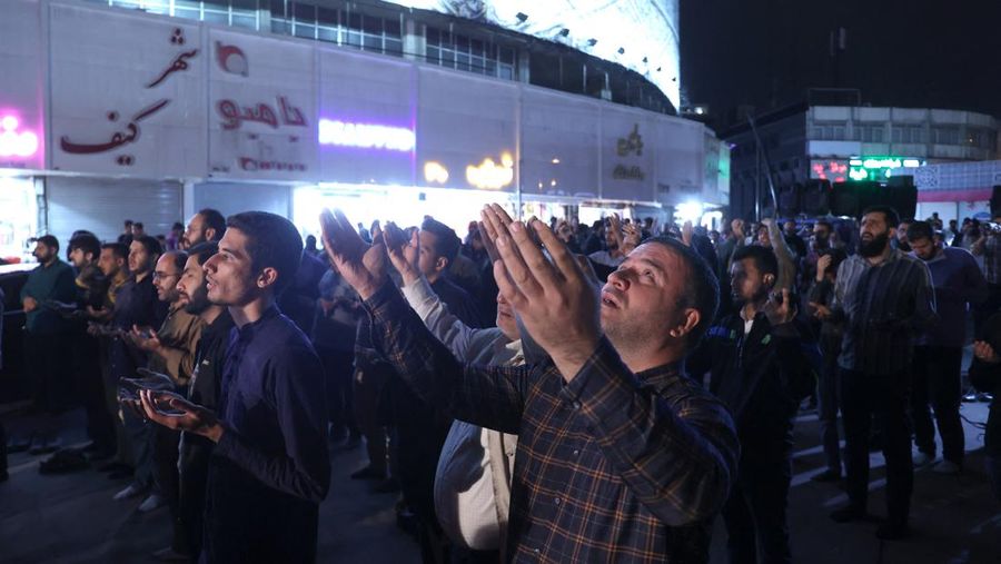Orang-orang berdoa untuk kesejahteraan Presiden Iran Ebrahim Raisi menyusul jatuhnya helikopter yang membawanya, di Teheran, Iran 19 Mei 2024. (Majid Asgaripour/WANA (West Asia News Agency) via REUTERS)