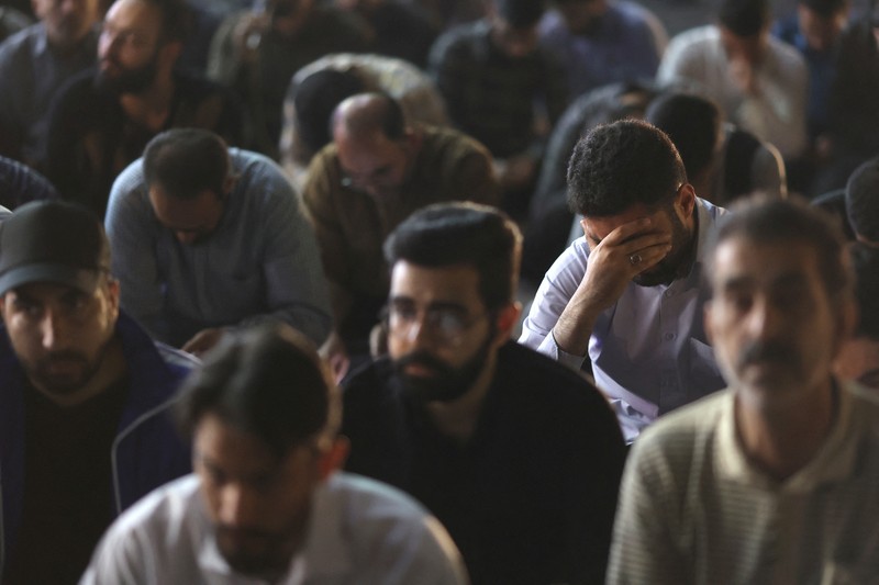 Orang-orang berdoa untuk kesejahteraan Presiden Iran Ebrahim Raisi menyusul jatuhnya helikopter yang membawanya, di Teheran, Iran 19 Mei 2024. (Majid Asgaripour/WANA (West Asia News Agency) via REUTERS)