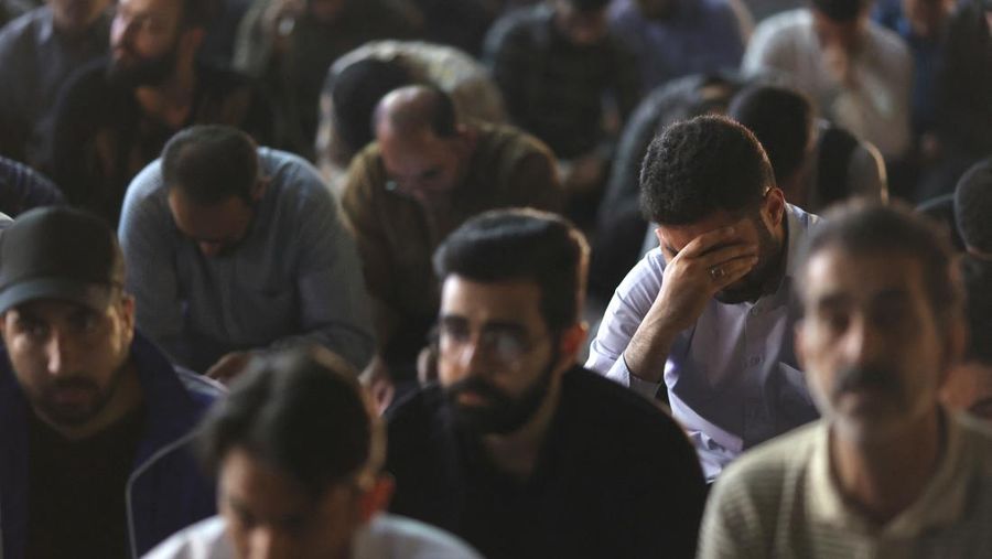 Orang-orang berdoa untuk kesejahteraan Presiden Iran Ebrahim Raisi menyusul jatuhnya helikopter yang membawanya, di Teheran, Iran 19 Mei 2024. (Majid Asgaripour/WANA (West Asia News Agency) via REUTERS)