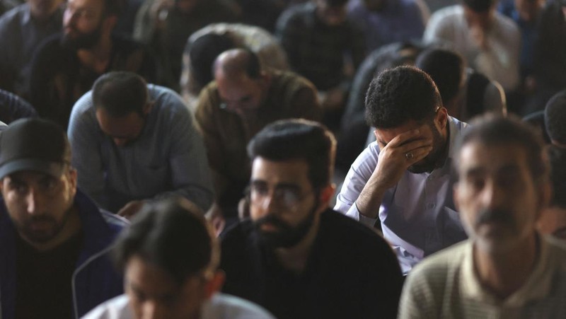 Orang-orang berdoa untuk kesejahteraan Presiden Iran Ebrahim Raisi menyusul jatuhnya helikopter yang membawanya, di Teheran, Iran 19 Mei 2024. (Majid Asgaripour/WANA (West Asia News Agency) via REUTERS)