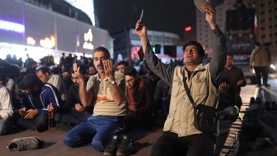 Orang-orang berdoa untuk kesejahteraan Presiden Iran Ebrahim Raisi menyusul jatuhnya helikopter yang membawanya, di Teheran, Iran 19 Mei 2024. (Majid Asgaripour/WANA (West Asia News Agency) via REUTERS)