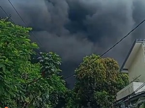 Pabrik di Gunung Putri Bogor Kebakaran, Asap Hitam Membubung
