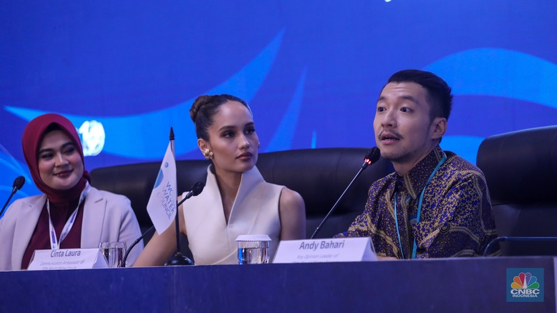 Duta Komunikasi World Water Forum ke-10, Cinta Laura menyampaikan pemaparan saat konferensi pers di Bali Nusa Dua Convention Center (BNDCC), Nusa Dua, Bali, Senin (20/5/2024). Duta Komunikasi World Water Forum ke-10, Cinta Laura menyampaikan pemaparan saat konferensi pers di Bali Nusa Dua Convention Center (BNDCC), Nusa Dua, Bali, Senin (20/5/2024). (CNBC Indonesia/Faisal Rahman)