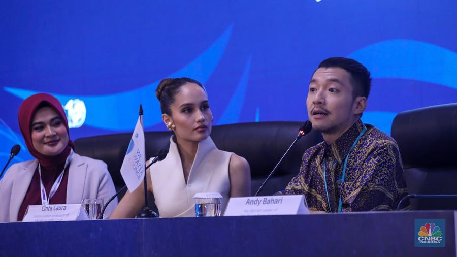 Duta Komunikasi World Water Forum ke-10, Cinta Laura menyampaikan pemaparan saat konferensi pers di Bali Nusa Dua Convention Center (BNDCC), Nusa Dua, Bali, Senin (20/5/2024). (CNBC Indonesia/Faisal Rahman)