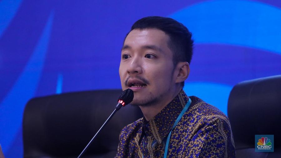 Duta Komunikasi World Water Forum ke-10, Cinta Laura menyampaikan pemaparan saat konferensi pers di Bali Nusa Dua Convention Center (BNDCC), Nusa Dua, Bali, Senin (20/5/2024). (CNBC Indonesia/Faisal Rahman)