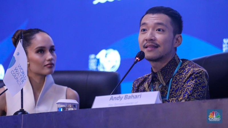 Duta Komunikasi World Water Forum ke-10, Cinta Laura menyampaikan pemaparan saat konferensi pers di Bali Nusa Dua Convention Center (BNDCC), Nusa Dua, Bali, Senin (20/5/2024). (CNBC Indonesia/Faisal Rahman)