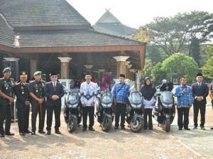 PJ Bupati Sumedang Beri Apresiasi Sepeda Motor untuk 4 Guru di Pelosok