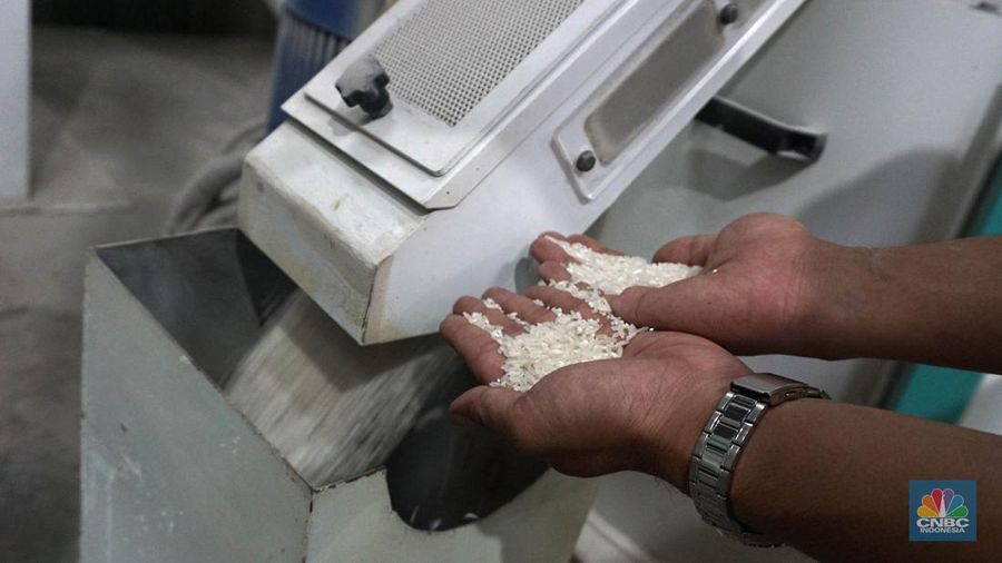 Petugas melakukan pengepakan beras di Sentra Penggilingan Padi (SPP) Bulog di Karawang, Jawa Barat, Senin (20/5/2024). (CNBC Indonesia/Muhammad Sabki)