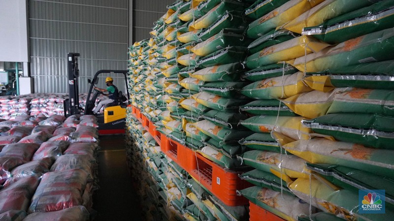 Direktur Utama (Dirut) Perum Bulog Bayu Krisnamurthi saat meninjau serapan gabah di SPP Karawang, Jawa Barat, Senin (20/5/2024). (CNBC Indonesia/Muhammad Sabki) Direktur Utama (Dirut) Perum Bulog Bayu Krisnamurthi saat meninjau serapan gabah di SPP Karawang, Jawa Barat, Senin (20/5/2024). (CNBC Indonesia/Muhammad Sabki)