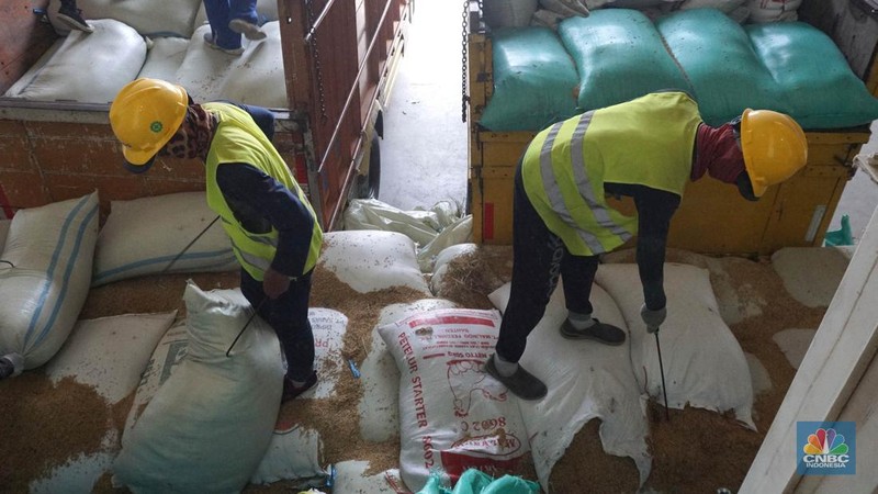 Direktur Utama (Dirut) Perum Bulog Bayu Krisnamurthi saat meninjau serapan gabah di SPP Karawang, Jawa Barat, Senin (20/5/2024). (CNBC Indonesia/Muhammad Sabki)