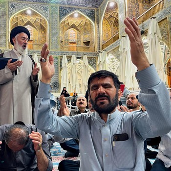 Potret Haru Warga Iran Tangisi Kematian Presiden Ebrahim Raisi