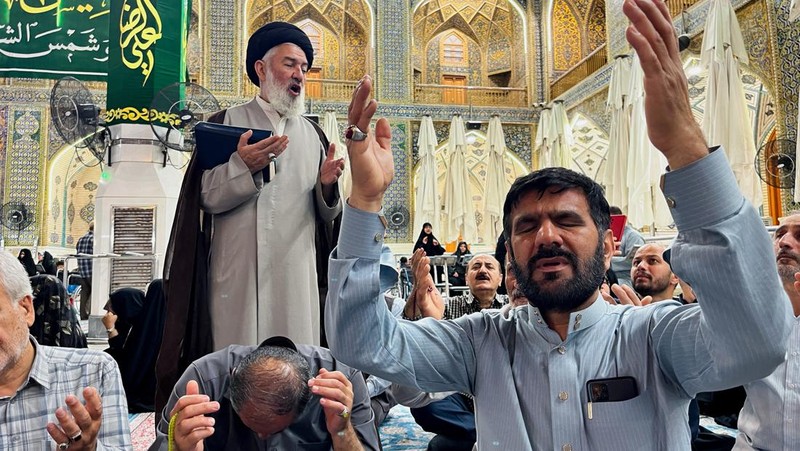 Orang-orang berdoa untuk kesejahteraan Presiden Iran Ebrahim Raisi menyusul jatuhnya helikopter yang membawanya, di Teheran, Iran 19 Mei 2024. (Majid Asgaripour/WANA (West Asia News Agency) via REUTERS)