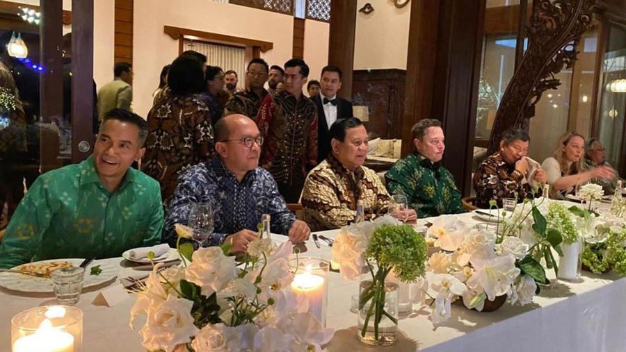 Prabowo Subianto melakukan makan malam bersama bos Tesla Elon Musk. (Instagram @anindyabakrie)