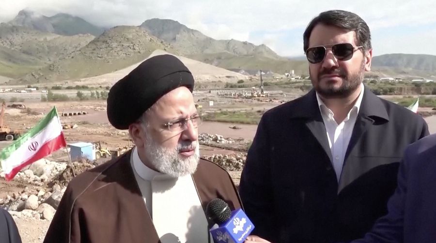 Presiden Iran Ebrahim Raisi saat mengunjungi proyek bendungan beberapa jam sebelum insiden helikopter. (Tangkapan Layar Video Reuters/POOL VIA WANA)
