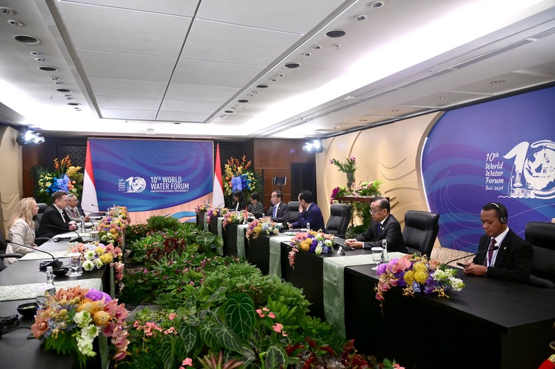 Presiden Joko Widodo bertemu dengan CEO SpaceX dan Tesla, Elon Musk, di sela-sela Konferensi Tingkat Tinggi (KTT) World Water Forum ke-10 yang berlangsung di Bali International Convention Center (BICC), Kabupaten Badung, Provinsi Bali pada Senin, 20 Mei 2024. Presiden Jokowi dan Elon Musk antara lain membahas akselerasi transformasi digital di Indonesia hingga potensi pengembangan investasi di Indonesia. (Dok: Biro Pers Sekretariat Presiden RI) Presiden Joko Widodo bertemu dengan CEO SpaceX dan Tesla, Elon Musk, di sela-sela Konferensi Tingkat Tinggi (KTT) World Water Forum ke-10 yang berlangsung di Bali International Convention Center (BICC), Kabupaten Badung, Provinsi Bali pada Senin, 20 Mei 2024. Presiden Jokowi dan Elon Musk antara lain membahas akselerasi transformasi digital di Indonesia hingga potensi pengembangan investasi di Indonesia. (Dok: Biro Pers Sekretariat Presiden RI)