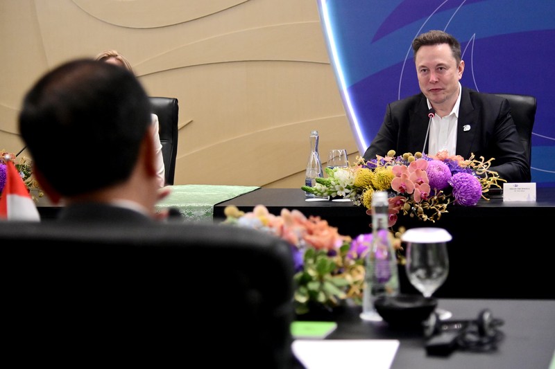 Presiden Joko Widodo bertemu dengan CEO SpaceX dan Tesla, Elon Musk, di sela-sela Konferensi Tingkat Tinggi (KTT) World Water Forum ke-10 yang berlangsung di Bali International Convention Center (BICC), Kabupaten Badung, Provinsi Bali pada Senin, 20 Mei 2024. Presiden Jokowi dan Elon Musk antara lain membahas akselerasi transformasi digital di Indonesia hingga potensi pengembangan investasi di Indonesia. (Dok: Biro Pers Sekretariat Presiden RI)