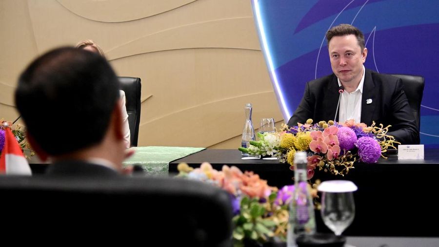 Presiden Joko Widodo bertemu dengan CEO SpaceX dan Tesla, Elon Musk, di sela-sela Konferensi Tingkat Tinggi (KTT) World Water Forum ke-10 yang berlangsung di Bali International Convention Center (BICC), Kabupaten Badung, Provinsi Bali pada Senin, 20 Mei 2024. Presiden Jokowi dan Elon Musk antara lain membahas akselerasi transformasi digital di Indonesia hingga potensi pengembangan investasi di Indonesia. (Dok: Biro Pers Sekretariat Presiden RI)