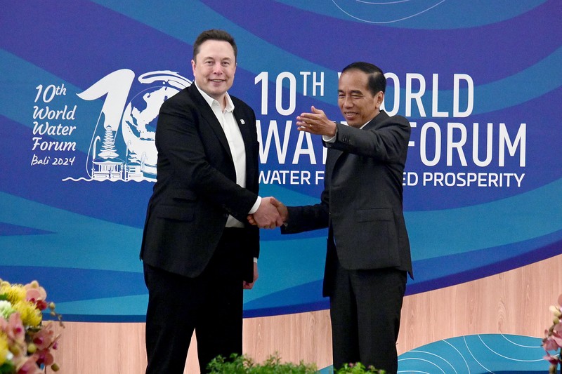 Presiden Joko Widodo bertemu dengan CEO SpaceX dan Tesla, Elon Musk, di sela-sela Konferensi Tingkat Tinggi (KTT) World Water Forum ke-10 yang berlangsung di Bali International Convention Center (BICC), Kabupaten Badung, Provinsi Bali pada Senin, 20 Mei 2024. Presiden Jokowi dan Elon Musk antara lain membahas akselerasi transformasi digital di Indonesia hingga potensi pengembangan investasi di Indonesia. (Dok: Biro Pers Sekretariat Presiden RI) Presiden Joko Widodo bertemu dengan CEO SpaceX dan Tesla, Elon Musk, di sela-sela Konferensi Tingkat Tinggi (KTT) World Water Forum ke-10 yang berlangsung di Bali International Convention Center (BICC), Kabupaten Badung, Provinsi Bali pada Senin, 20 Mei 2024. Presiden Jokowi dan Elon Musk antara lain membahas akselerasi transformasi digital di Indonesia hingga potensi pengembangan investasi di Indonesia. (Dok: Biro Pers Sekretariat Presiden RI)