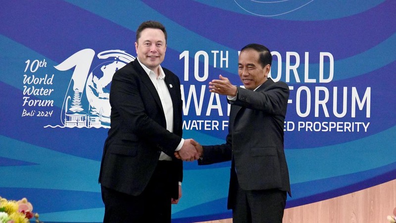 Presiden Joko Widodo bertemu dengan CEO SpaceX dan Tesla, Elon Musk, di sela-sela Konferensi Tingkat Tinggi (KTT) World Water Forum ke-10 yang berlangsung di Bali International Convention Center (BICC), Kabupaten Badung, Provinsi Bali pada Senin, 20 Mei 2024. Presiden Jokowi dan Elon Musk antara lain membahas akselerasi transformasi digital di Indonesia hingga potensi pengembangan investasi di Indonesia. (Dok: Biro Pers Sekretariat Presiden RI)