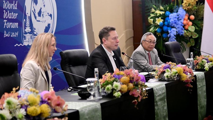 Presiden Joko Widodo bertemu dengan CEO SpaceX dan Tesla, Elon Musk, di sela-sela Konferensi Tingkat Tinggi (KTT) World Water Forum ke-10 yang berlangsung di Bali International Convention Center (BICC), Kabupaten Badung, Provinsi Bali pada Senin, 20 Mei 2024. Presiden Jokowi dan Elon Musk antara lain membahas akselerasi transformasi digital di Indonesia hingga potensi pengembangan investasi di Indonesia. (Dok: Biro Pers Sekretariat Presiden RI)