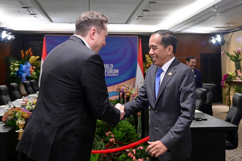 Presiden Joko Widodo bertemu dengan CEO SpaceX dan Tesla, Elon Musk, di sela-sela Konferensi Tingkat Tinggi (KTT) World Water Forum ke-10 yang berlangsung di Bali International Convention Center (BICC), Kabupaten Badung, Provinsi Bali pada Senin, 20 Mei 2024. Presiden Jokowi dan Elon Musk antara lain membahas akselerasi transformasi digital di Indonesia hingga potensi pengembangan investasi di Indonesia. (Dok: Biro Pers Sekretariat Presiden RI) Presiden Joko Widodo bertemu dengan CEO SpaceX dan Tesla, Elon Musk, di sela-sela Konferensi Tingkat Tinggi (KTT) World Water Forum ke-10 yang berlangsung di Bali International Convention Center (BICC), Kabupaten Badung, Provinsi Bali pada Senin, 20 Mei 2024. Presiden Jokowi dan Elon Musk antara lain membahas akselerasi transformasi digital di Indonesia hingga potensi pengembangan investasi di Indonesia. (Dok: Biro Pers Sekretariat Presiden RI)