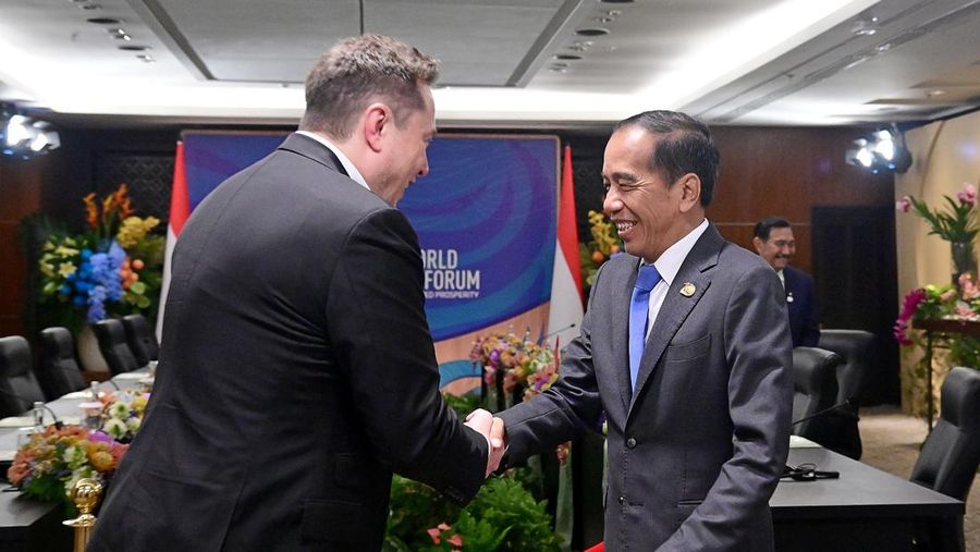 Presiden Joko Widodo bertemu dengan CEO SpaceX dan Tesla, Elon Musk, di sela-sela Konferensi Tingkat Tinggi (KTT) World Water Forum ke-10 yang berlangsung di Bali International Convention Center (BICC), Kabupaten Badung, Provinsi Bali pada Senin, 20 Mei 2024. Presiden Jokowi dan Elon Musk antara lain membahas akselerasi transformasi digital di Indonesia hingga potensi pengembangan investasi di Indonesia. (Dok: Biro Pers Sekretariat Presiden RI)