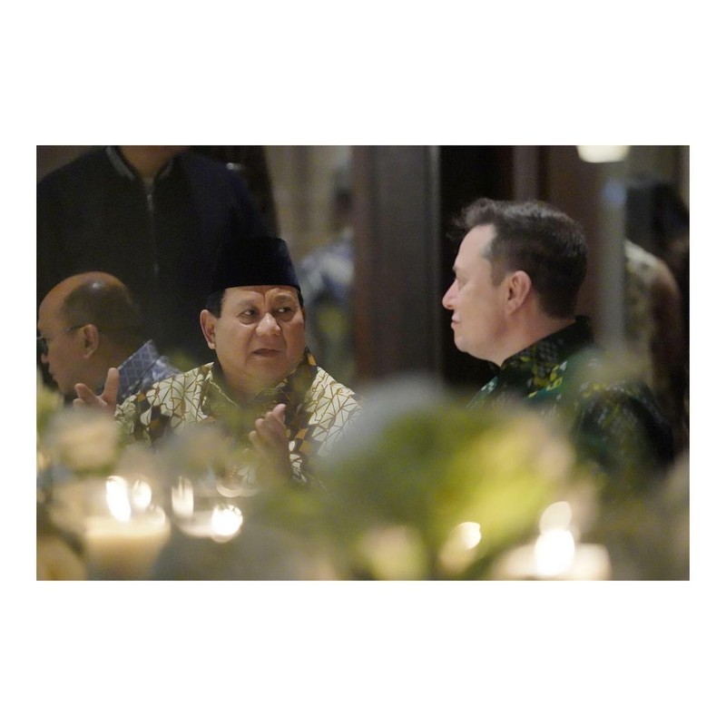Presiden Terpilih Republik Indonesia Prabowo Subianto menghadiri acara makan malam dengan CEO Tesla Inc. Elon Musk di sela-sela World Water Forum ke-10 di Bali, Minggu (19/5/2024). (Instagram @prabowo) Presiden Terpilih Republik Indonesia Prabowo Subianto menghadiri acara makan malam dengan CEO Tesla Inc. Elon Musk di sela-sela World Water Forum ke-10 di Bali, Minggu (19/5/2024). (Instagram @prabowo)