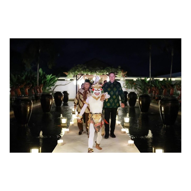 Presiden Terpilih Republik Indonesia Prabowo Subianto menghadiri acara makan malam dengan CEO Tesla Inc. Elon Musk di sela-sela World Water Forum ke-10 di Bali, Minggu (19/5/2024). (Instagram @prabowo) Presiden Terpilih Republik Indonesia Prabowo Subianto menghadiri acara makan malam dengan CEO Tesla Inc. Elon Musk di sela-sela World Water Forum ke-10 di Bali, Minggu (19/5/2024). (Instagram @prabowo)