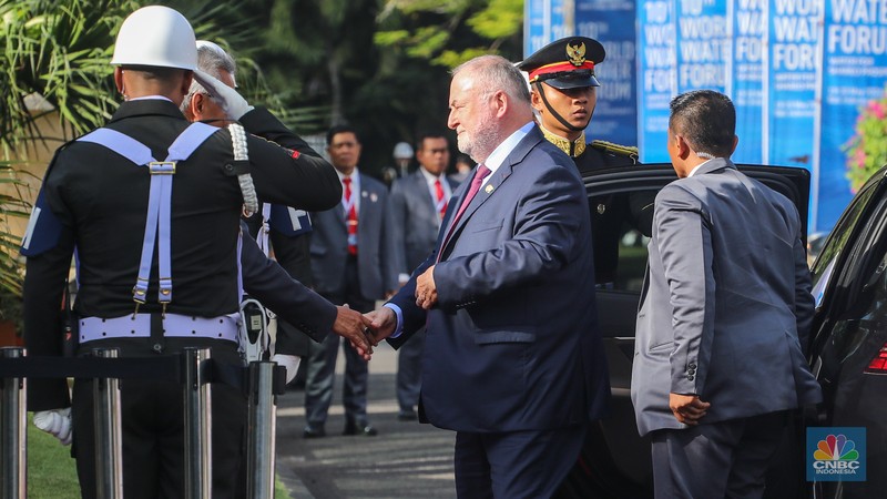 Presiden World Water Council, Loic Fauchon tiba di Bali International Convention Center (BICC), Nusa Dua, Bali, Senin (20/5/2024). (CNBC Indonesia/Faisal Rahman)