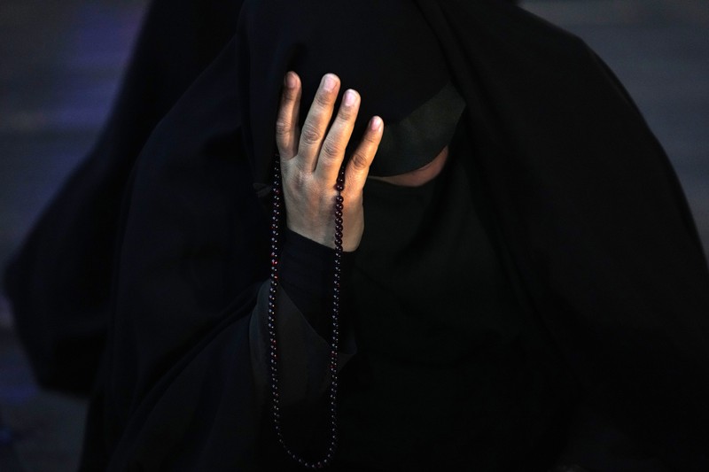 Orang-orang berdoa untuk kesejahteraan Presiden Iran Ebrahim Raisi menyusul jatuhnya helikopter yang membawanya, di Teheran, Iran 19 Mei 2024. (Majid Asgaripour/WANA (West Asia News Agency) via REUTERS)