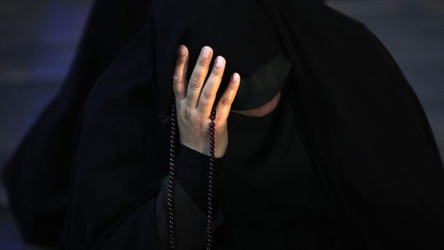 Orang-orang berdoa untuk kesejahteraan Presiden Iran Ebrahim Raisi menyusul jatuhnya helikopter yang membawanya, di Teheran, Iran 19 Mei 2024. (Majid Asgaripour/WANA (West Asia News Agency) via REUTERS)
