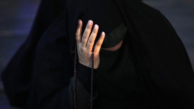 Orang-orang berdoa untuk kesejahteraan Presiden Iran Ebrahim Raisi menyusul jatuhnya helikopter yang membawanya, di Teheran, Iran 19 Mei 2024. (Majid Asgaripour/WANA (West Asia News Agency) via REUTERS)