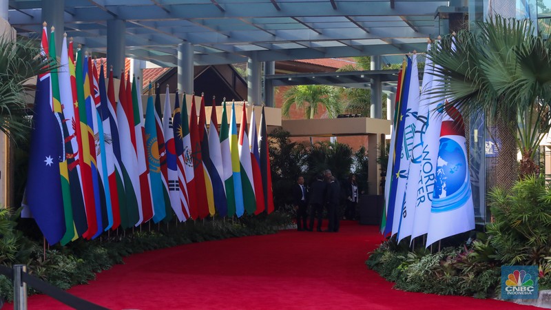 Suasana menjelang opening ceremony World Water Forum ke-10 di depan Bali International Convention Center (BICC), Nusa Dua, Senin (20/5/2024). Suasana menjelang opening ceremony World Water Forum ke-10 di depan Bali International Convention Center (BICC), Nusa Dua, Senin (20/5/2024). (CNBC Indonesia/Faisal Rahman)