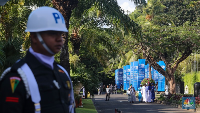 Suasana menjelang opening ceremony World Water Forum ke-10 di depan Bali International Convention Center (BICC), Nusa Dua, Senin (20/5/2024). (CNBC Indonesia/Faisal Rahman)