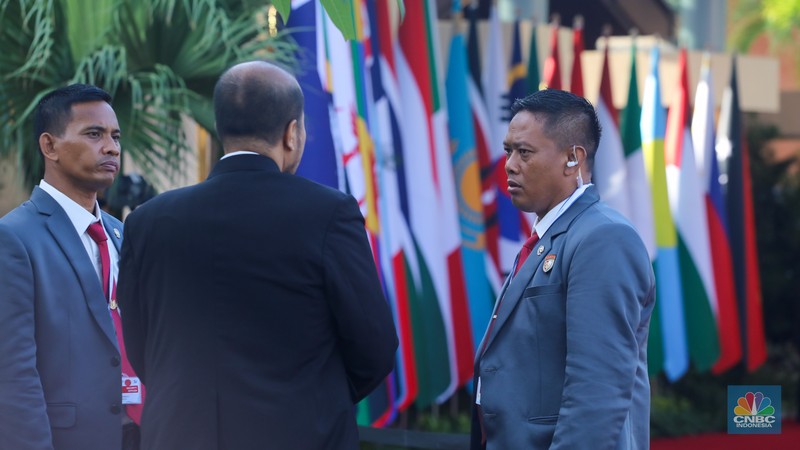 Suasana menjelang opening ceremony World Water Forum ke-10 di depan Bali International Convention Center (BICC), Nusa Dua, Senin (20/5/2024). (CNBC Indonesia/Faisal Rahman)