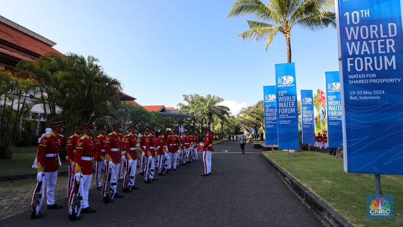 Suasana menjelang opening ceremony World Water Forum ke-10 di depan Bali International Convention Center (BICC), Nusa Dua, Senin (20/5/2024). (CNBC Indonesia/Faisal Rahman)