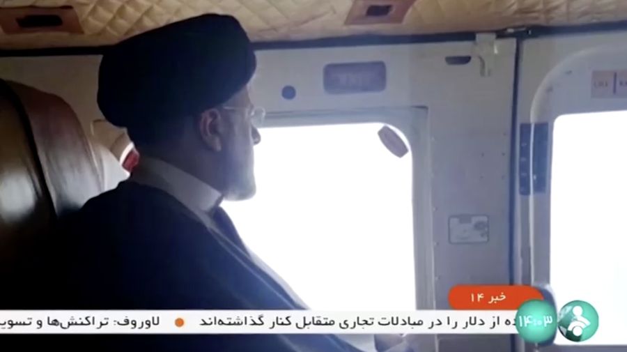 TV pemerintah Iran menayangkan Presiden Iran Ebrahim Raisi berada di dalam helikopter sebelum jatuh. (Tangkapan Layar video Reuters/IRINN)