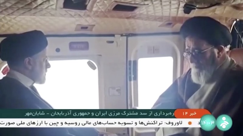 TV pemerintah Iran menayangkan Presiden Iran Ebrahim Raisi berada di dalam helikopter sebelum jatuh. (Tangkapan Layar video Reuters/IRINN)