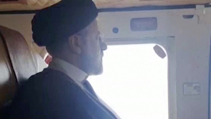TV pemerintah Iran menayangkan Presiden Iran Ebrahim Raisi berada di dalam helikopter sebelum jatuh. (Tangkapan Layar video Reuters/IRINN)
