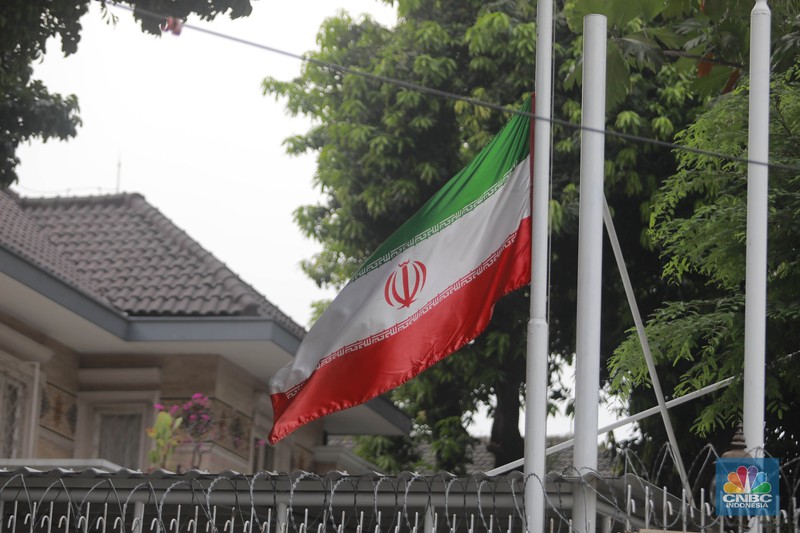 Sederet karangan bunga menghiasi depan Kantor Kedutaan Besar Iran, Jakarta, Selasa (21/5/2024). Karangan bunga tersebut untuk memberikan bela sungkawa atas insiden meninggalnya Presiden Iran, Menteri Luar Negeri, beserta rombongan. (CNBC Indonesia/Muhammad Sabki)
