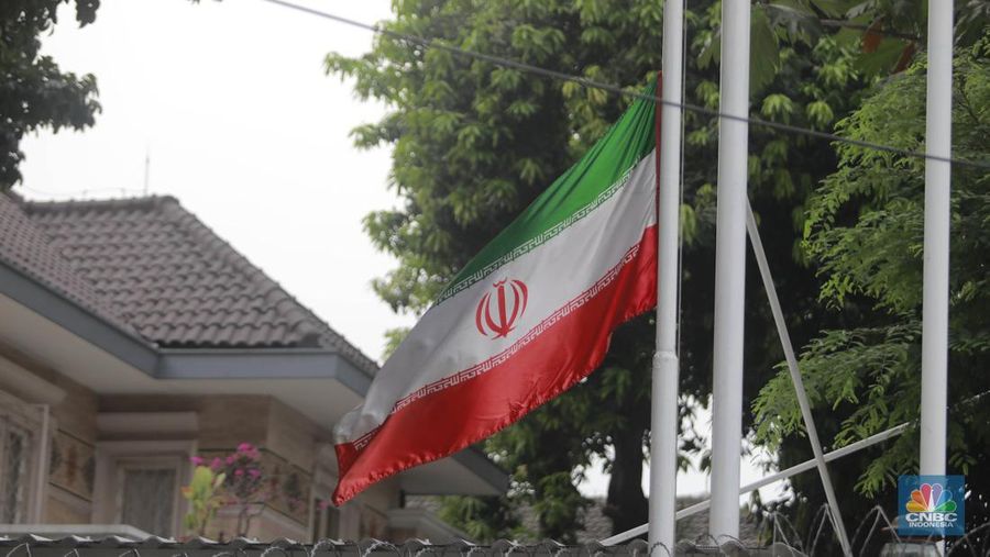 Sederet karangan bunga menghiasi depan Kantor Kedutaan Besar Iran, Jakarta, Selasa (21/5/2024). Karangan bunga tersebut untuk memberikan bela sungkawa atas insiden meninggalnya Presiden Iran, Menteri Luar Negeri, beserta rombongan. (CNBC Indonesia/Muhammad Sabki)