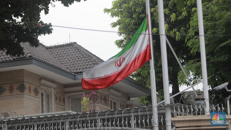 Warga melintas di depan Kedubes Iran, Jakarta, Senin, (20/5/2024). Kedutaan besar, konsulat jenderal dan kantor perwakilan Iran di Indonesia mengibarkan bendera setengah tiang. (CNBC Indonesia/Muhammad Sabki)
