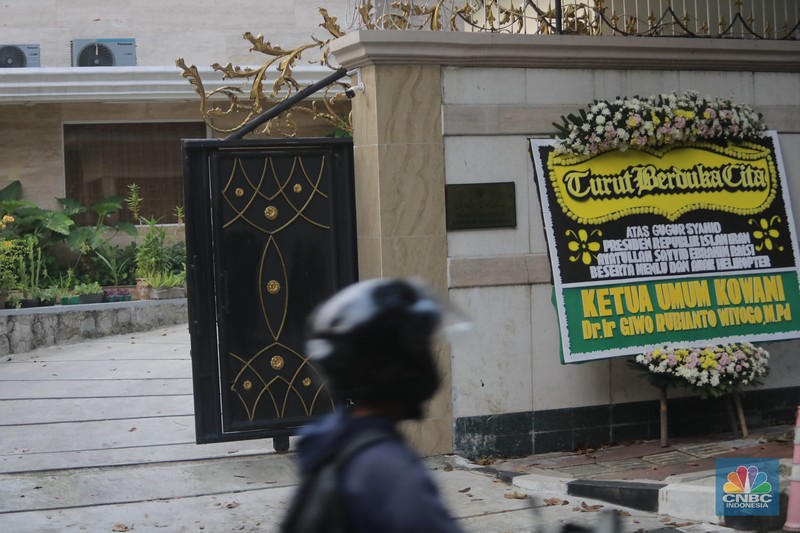 Warga melintas di depan Kedubes Iran, Jakarta, Senin, (20/5/2024). Kedutaan besar, konsulat jenderal dan kantor perwakilan Iran di Indonesia mengibarkan bendera setengah tiang. (CNBC Indonesia/Muhammad Sabki)