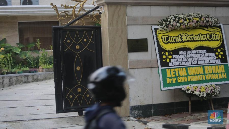 Warga melintas di depan Kedubes Iran, Jakarta, Senin, (20/5/2024). Kedutaan besar, konsulat jenderal dan kantor perwakilan Iran di Indonesia mengibarkan bendera setengah tiang. (CNBC Indonesia/Muhammad Sabki)