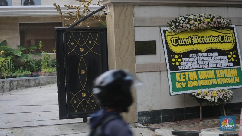 Warga melintas di depan Kedubes Iran, Jakarta, Senin, (20/5/2024). Kedutaan besar, konsulat jenderal dan kantor perwakilan Iran di Indonesia mengibarkan bendera setengah tiang. (CNBC Indonesia/Muhammad Sabki)